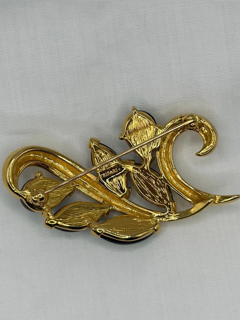 Vintage Trifari Signed Brooch Pin Gold Tone Black Cabochon Leaves Floral